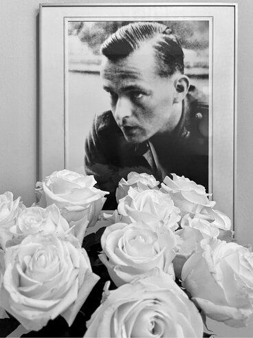 Willi Graf und weiße Rosen