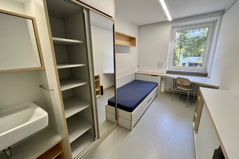 Kleines voll möbliertes Zimmer