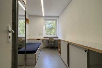 Kleines voll möbliertes Zimmer